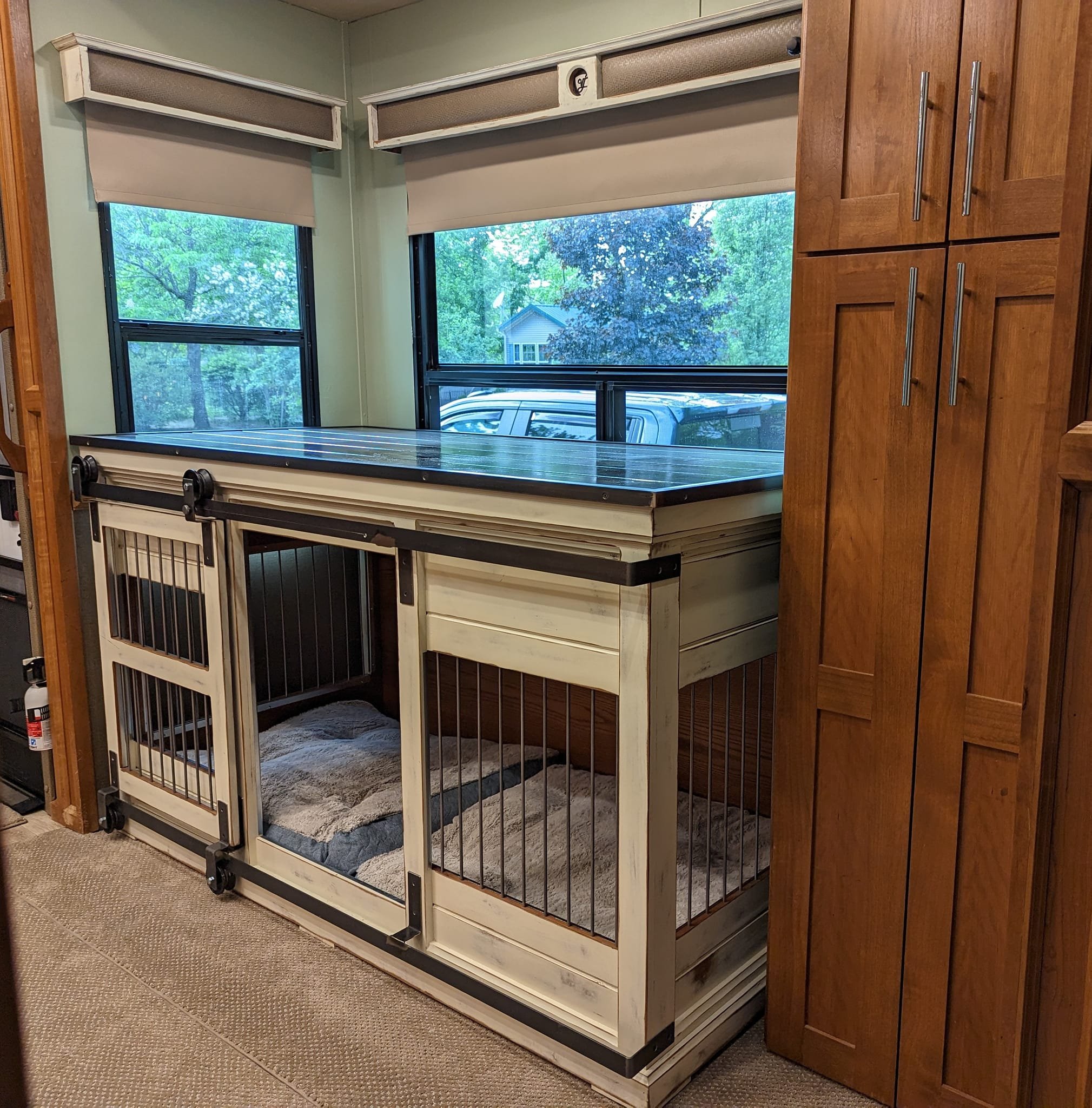Perfect fit of the kennel in a slide out